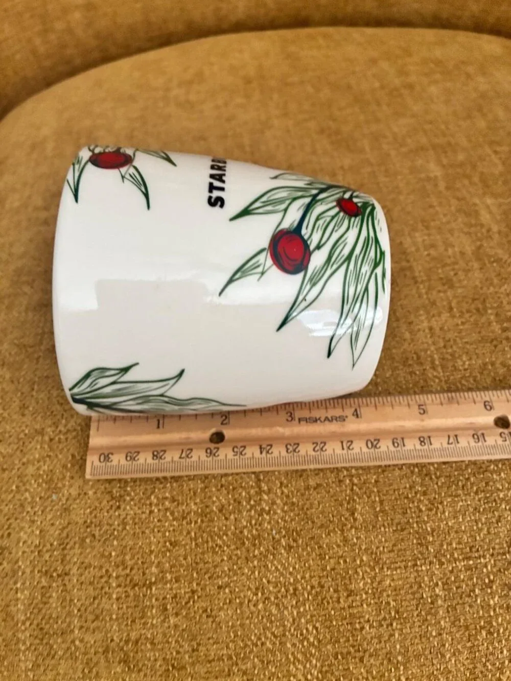 Starbucks 2020 Ceramic Holiday Mug 12 oz Christmas‎ Evergreen Berry Branch EUC